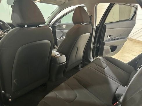 Used 2023 Hyundai Elantra SE FWD image 12