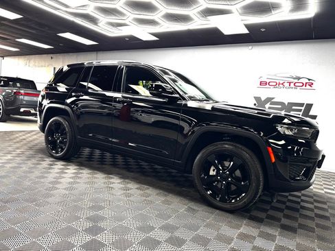 Used 2024 Jeep Grand Cherokee Altitude image 2