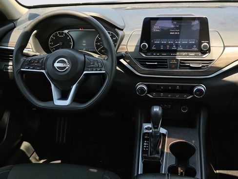 Used 2025 Nissan Altima 2.5 SV FWD image 13