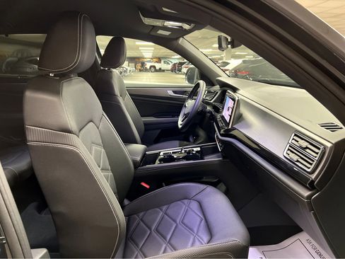 Used 2025 Volkswagen Atlas Cross Sport SE w/ Black Wheel Package image 24