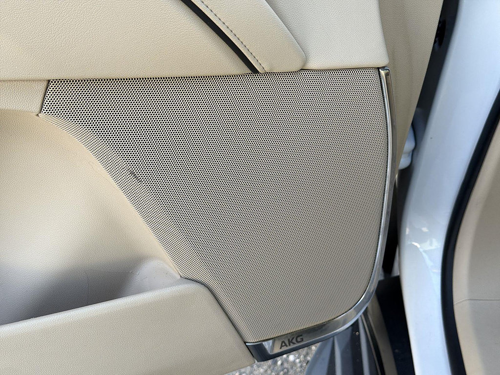 Used 2022 Cadillac Escalade Premium Luxury AWD/4WD image 18