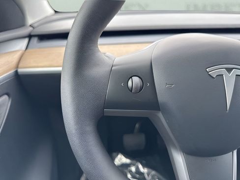 Used 2022 Tesla Model Y Long Range image 16