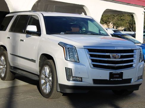 Used 2019 Cadillac Escalade Luxury image 2