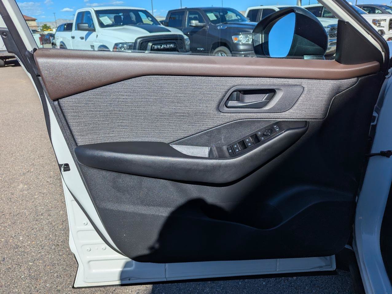 Used 2023 Nissan Rogue S AWD/4WD image 9