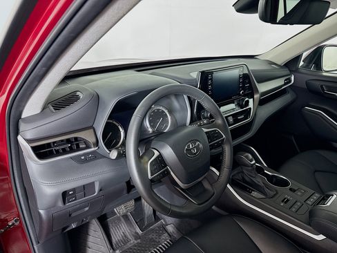 Certified 2022 Toyota Highlander XLE image 9