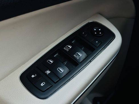 Used 2021 Chrysler 300 Touring L AWD/4WD image 15