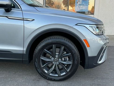 Used 2024 Volkswagen Tiguan SE image 2