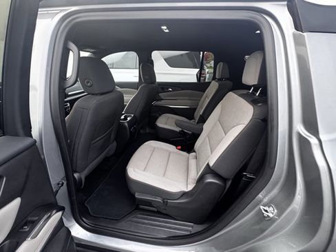 Used 2025 Chevrolet Traverse LT image 7