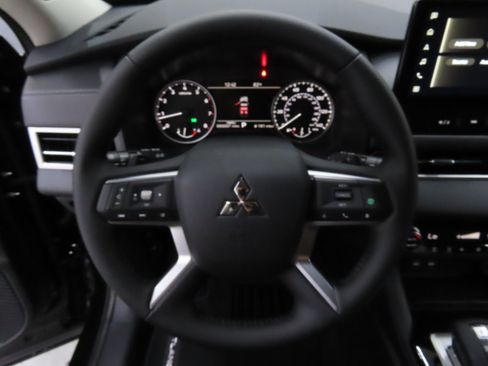 New 2025 Mitsubishi Outlander SE image 14