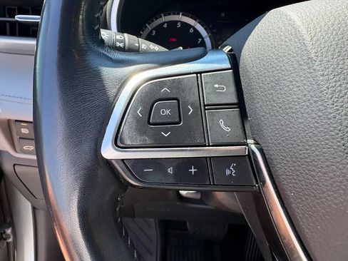 Used 2021 Toyota Highlander XLE AWD/4WD image 12