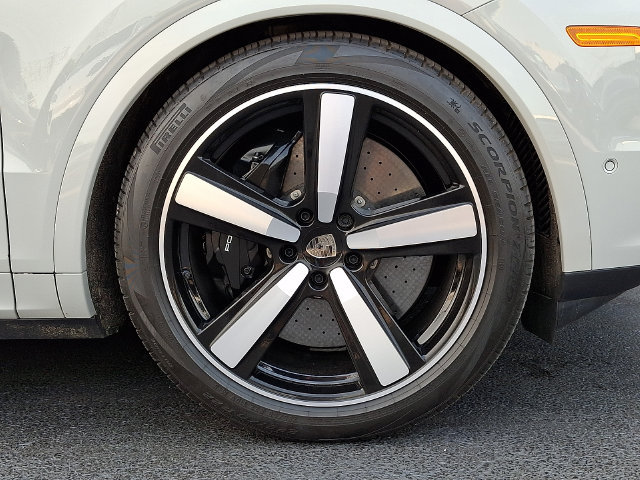 Certified 2025 Porsche Cayenne Turbo AWD/4WD image 12