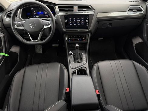 Used 2023 Volkswagen Tiguan SE image 10
