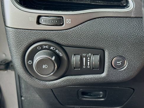 Used 2019 Jeep Cherokee Limited FWD image 21
