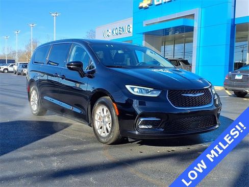 Used 2024 Chrysler Pacifica Touring-L image 1