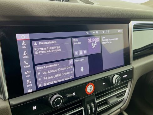 Certified 2025 Porsche Macan image 14