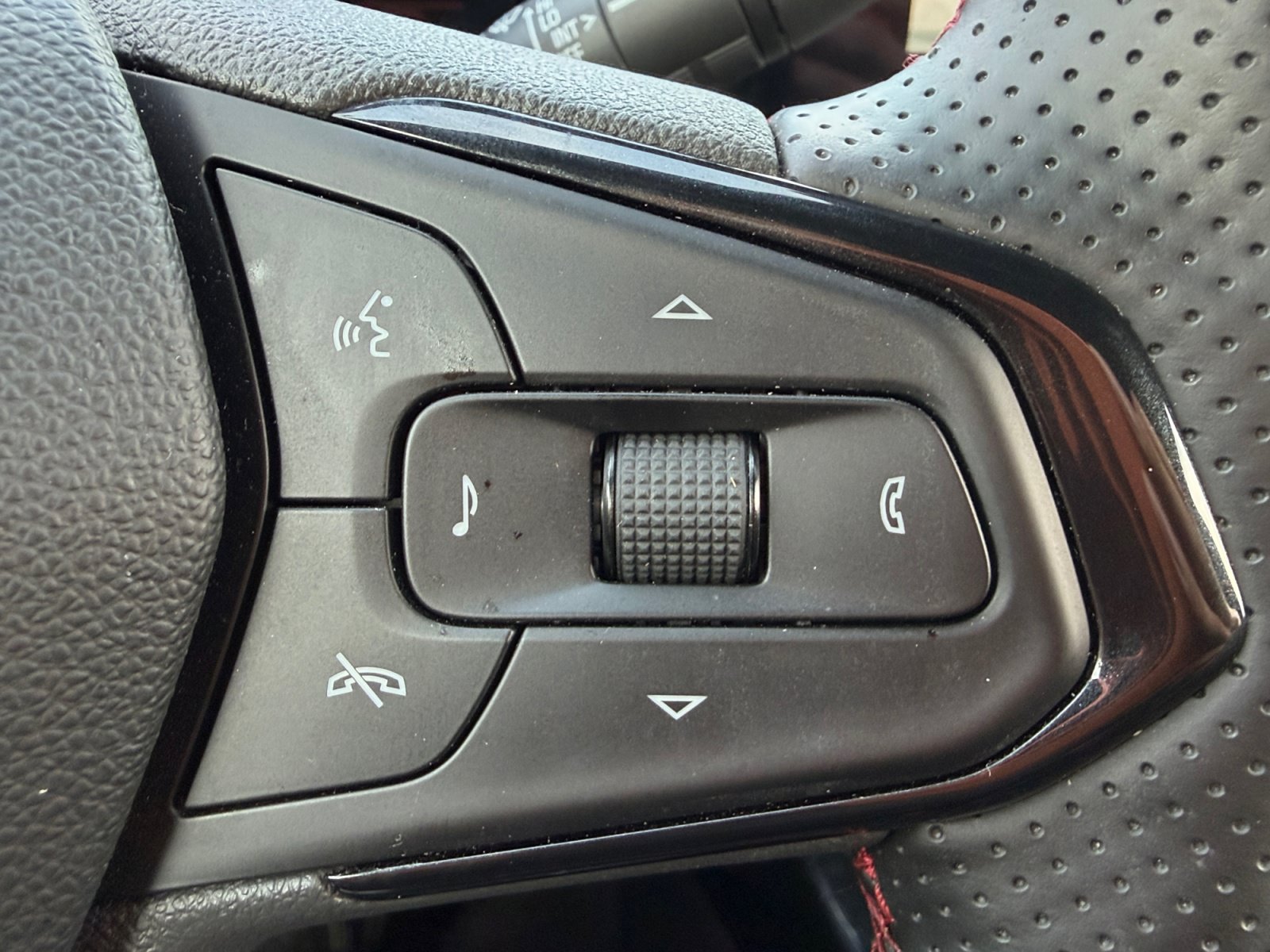 Used 2025 Chevrolet Trax RS w/ Driver Confidence Package FWD image 23