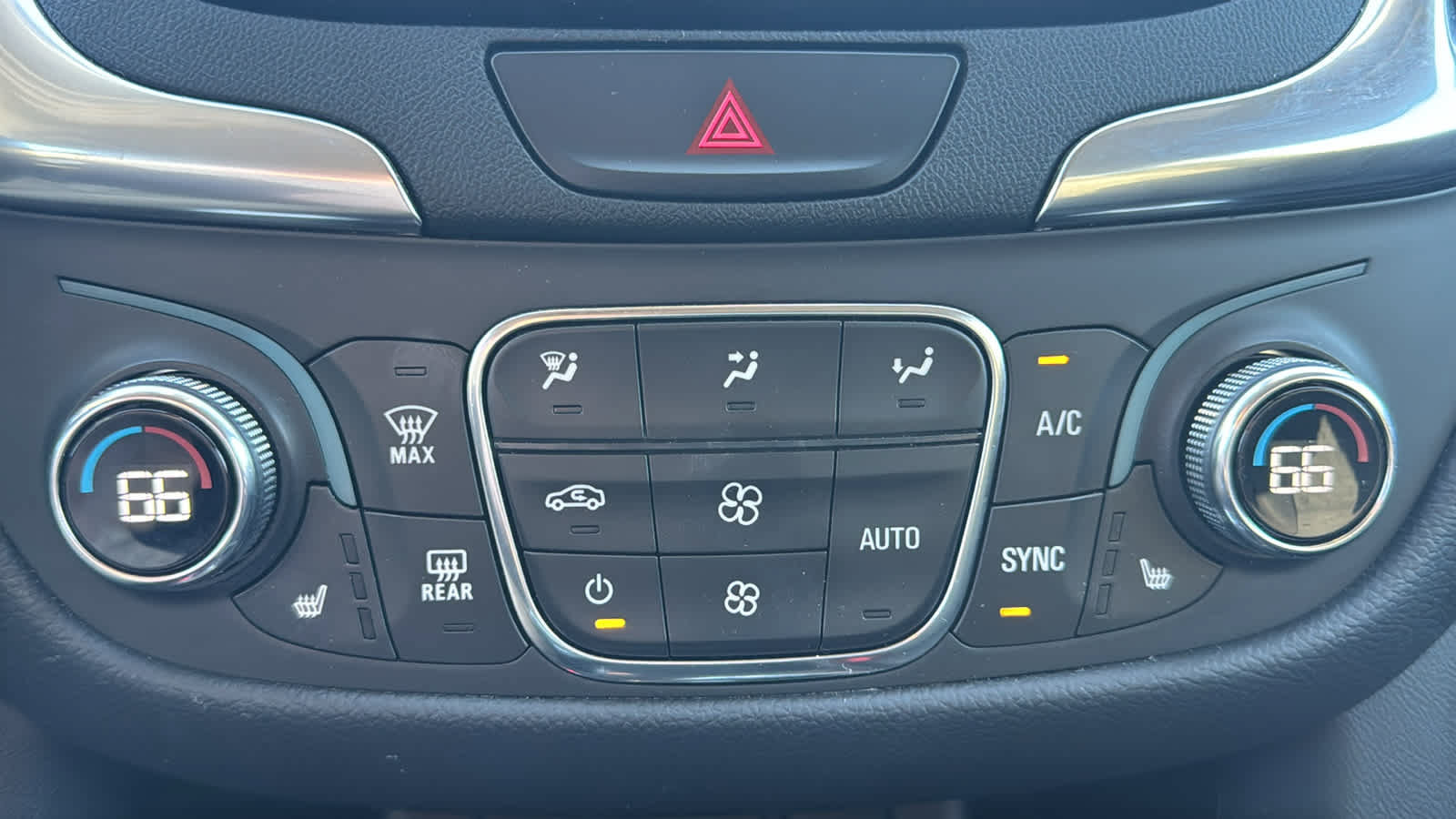 Used 2021 Chevrolet Equinox LT AWD/4WD image 17