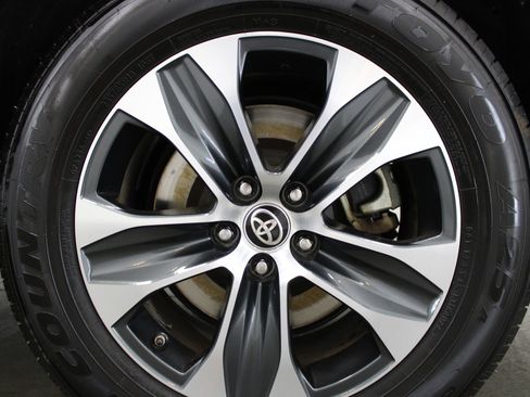 Used 2021 Toyota Highlander XLE image 9