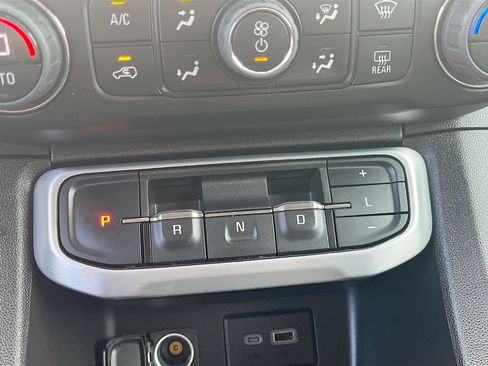 Used 2022 GMC Acadia SLE w/ Driver Convenience Package FWD image 16