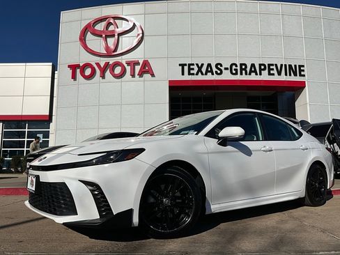 Used 2025 Toyota Camry SE image 2