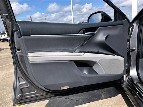 Used 2018 Toyota Camry XLE image 20