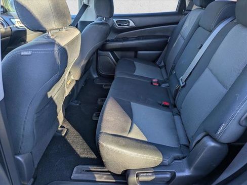 Used 2019 Nissan Pathfinder SV image 15