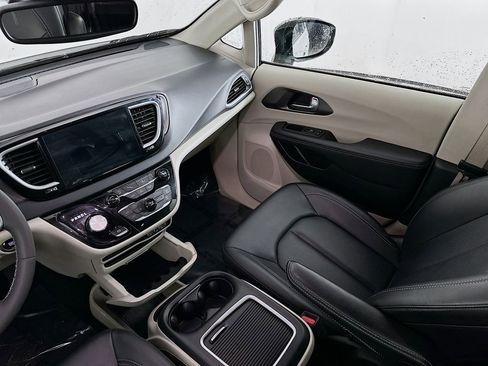 Certified 2024 Chrysler Pacifica Touring-L image 33