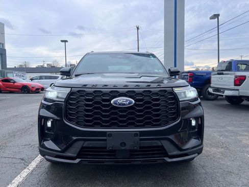 Used 2025 Ford Explorer ST-Line w/ Premium Package image 2