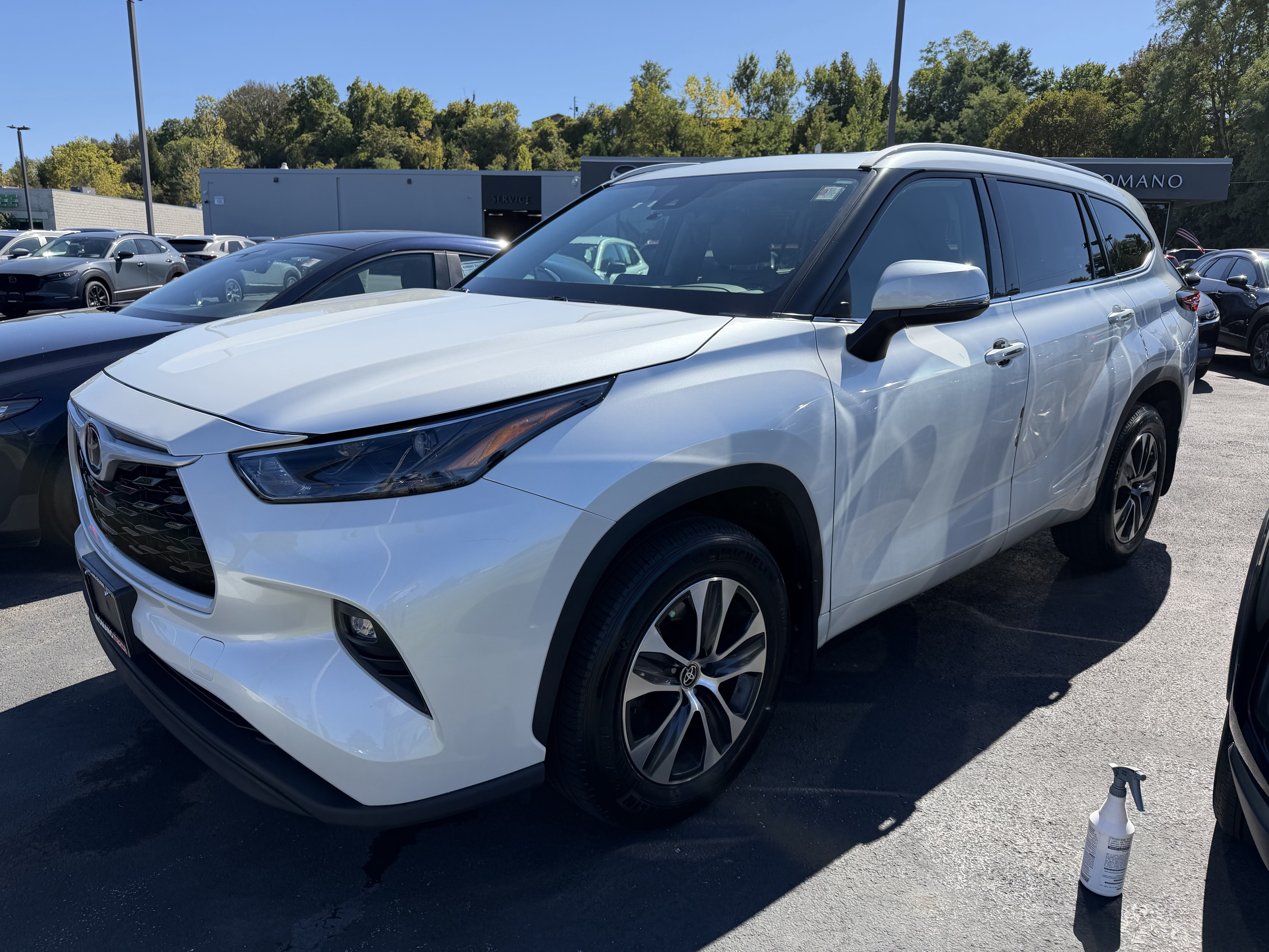 Used 2022 Toyota Highlander XLE AWD/4WD image 4