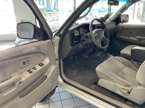 Used 2004 Toyota Tacoma 4x4 Xtracab V6 image 9