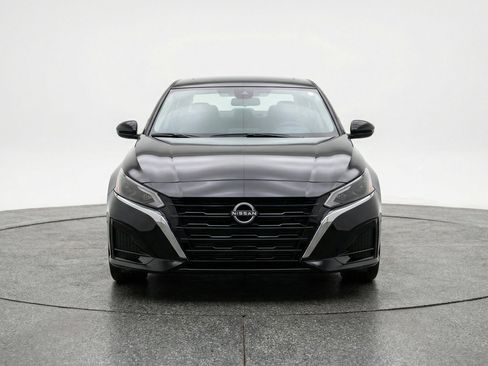 Used 2025 Nissan Altima 2.5 SV FWD image 2