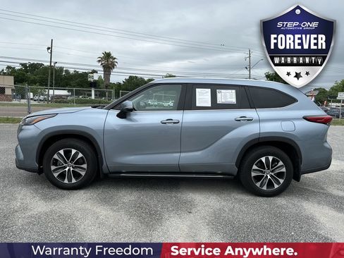 Used 2022 Toyota Highlander XLE FWD image 4