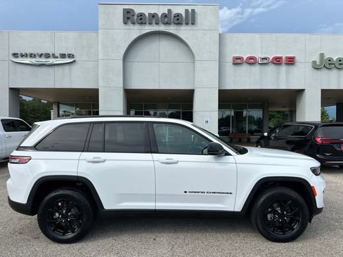 Used 2024 Jeep Grand Cherokee Altitude RWD image 8