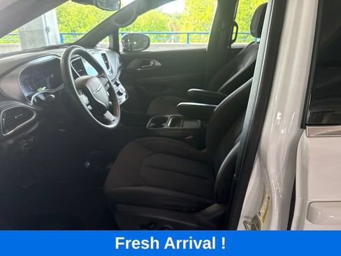 Used 2024 Chrysler Pacifica Touring FWD image 2