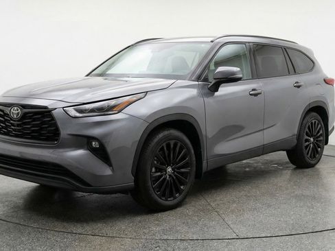 Used 2025 Toyota Highlander XSE image 3