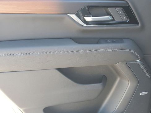 Used 2025 GMC Yukon Denali image 43