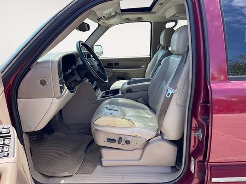 Used 2005 Chevrolet Suburban LT w/ Preferred Equipment Group AWD/4WD image 9