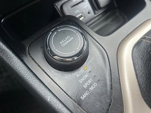 Used 2015 Jeep Cherokee Latitude w/ Cold Weather Group image 29