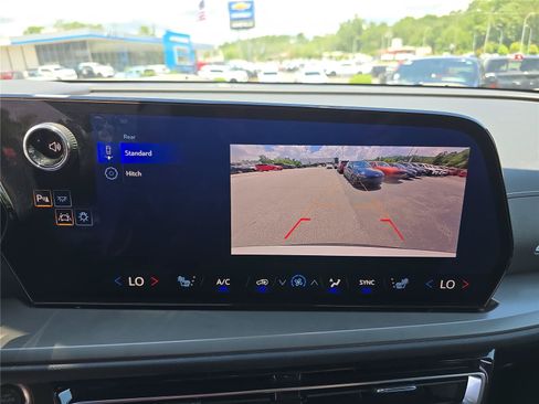 Used 2025 Chevrolet Traverse LT FWD image 27