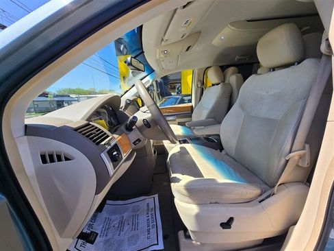 Used 2008 Chrysler Town & Country Limited w/ Trailer Tow Group FWD image 40