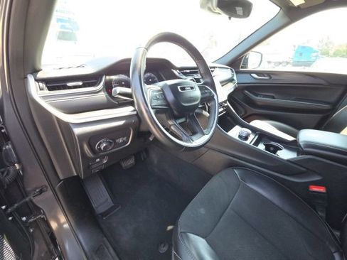 Used 2024 Jeep Grand Cherokee Altitude AWD/4WD image 16