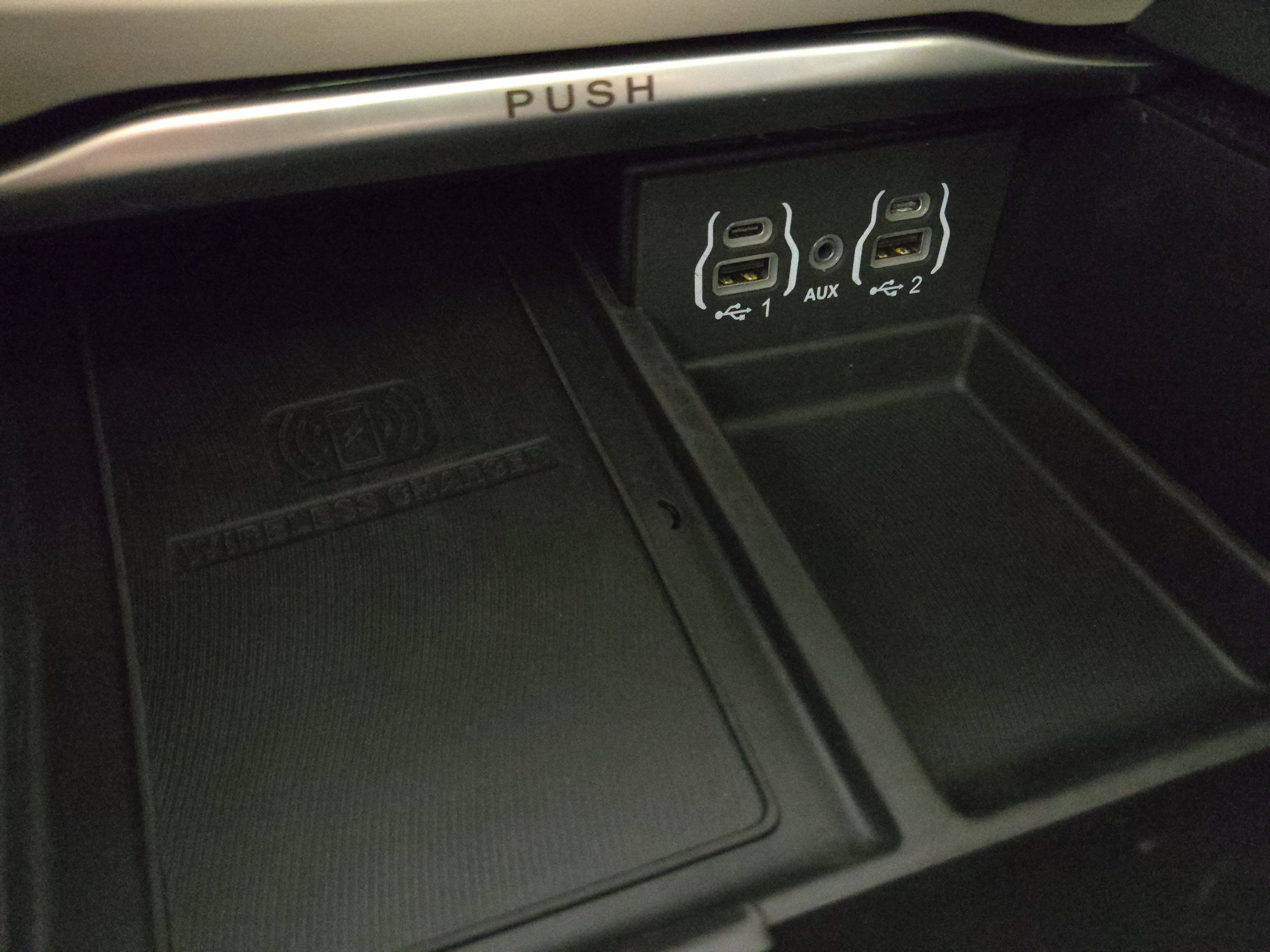 Used 2024 Chrysler Pacifica Limited FWD image 30