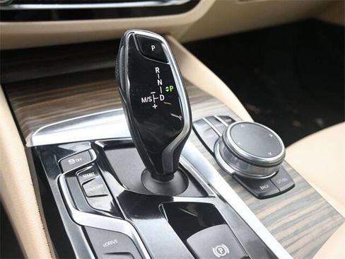 Used 2019 BMW 530e xDrive w/ Convenience Package image 13