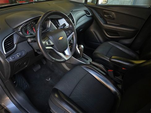 Used 2019 Chevrolet Trax LT w/ LT Convenience Package image 9