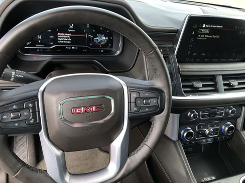 Used 2023 GMC Yukon SLT w/ SLT Premium Package image 15