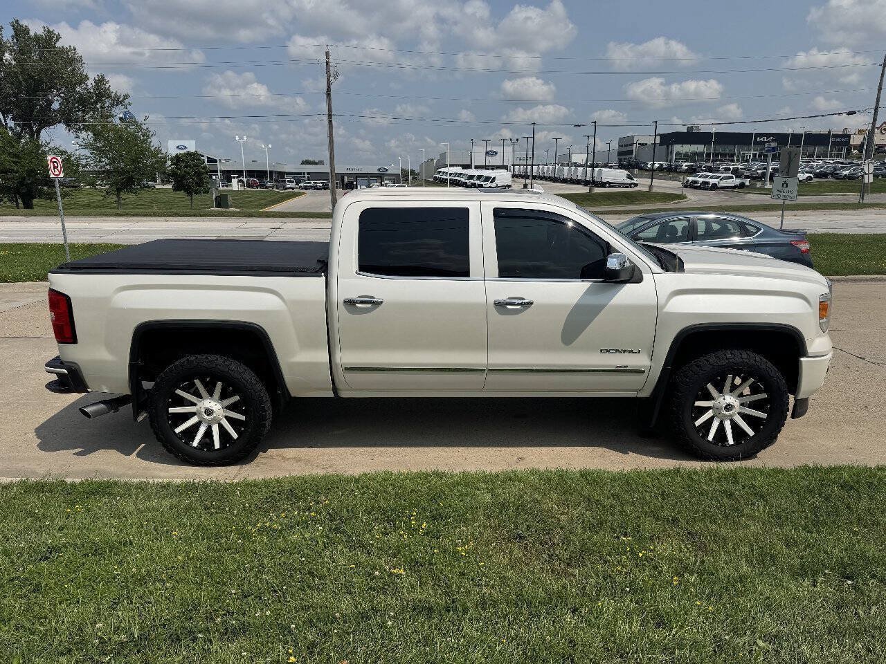 Used 2015 GMC Sierra 1500 Denali w/ Driver Alert Package AWD/4WD image 6