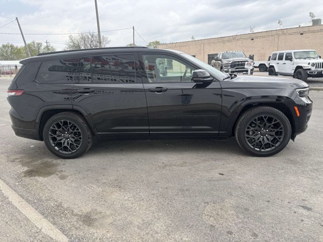 Used 2024 Jeep Grand Cherokee L Summit AWD/4WD image 9