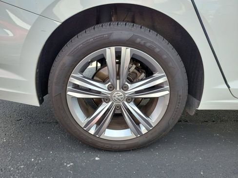Used 2019 Volkswagen Jetta R-Line w/ R-Line Cold Weather Package FWD image 5