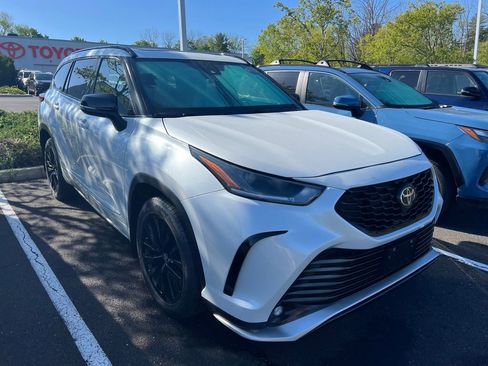 Used 2023 Toyota Highlander XSE AWD/4WD image 2
