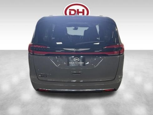 Used 2022 Chrysler Pacifica Touring-L FWD image 11